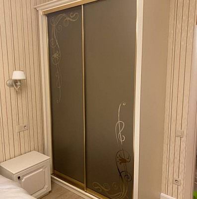 Корпусный шкаф двери купе зеркало бронза с пескоструйным рисунком, классика